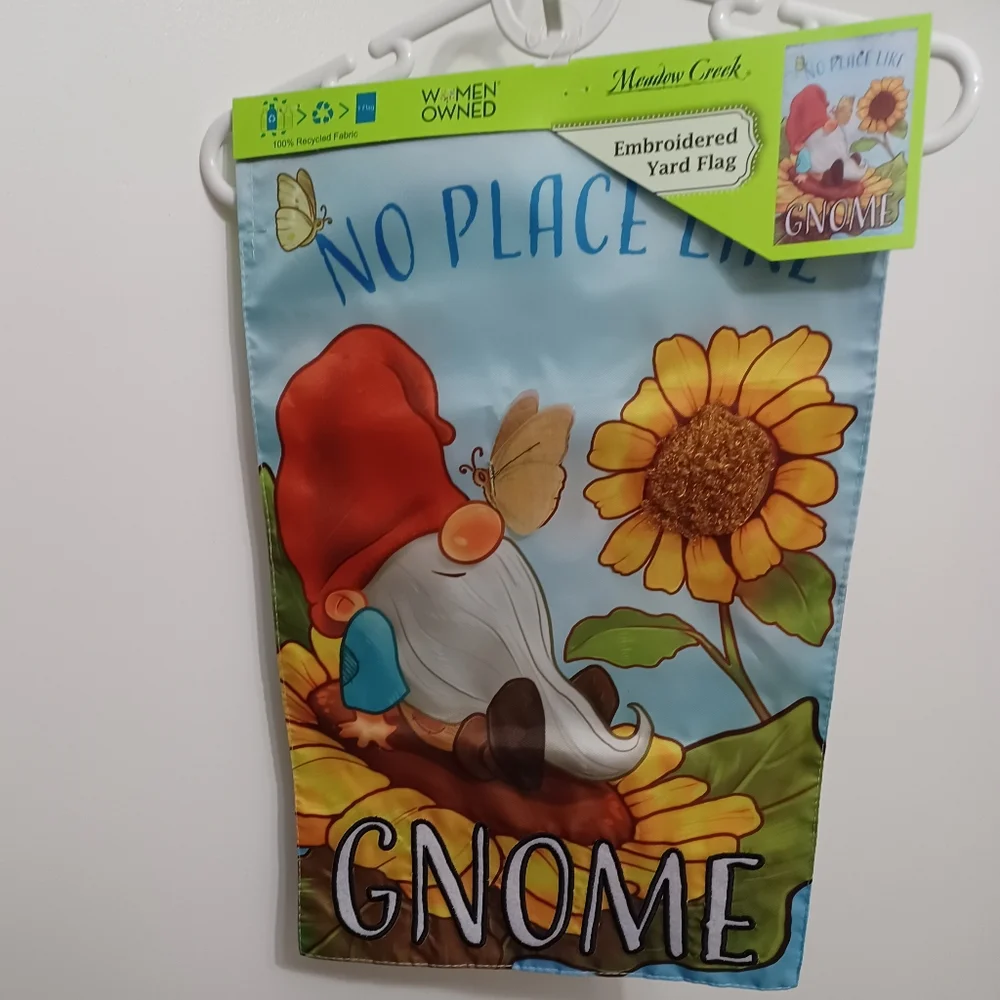 NWT textured "No Place Like Gnome" flag - Picture 5 of 7
